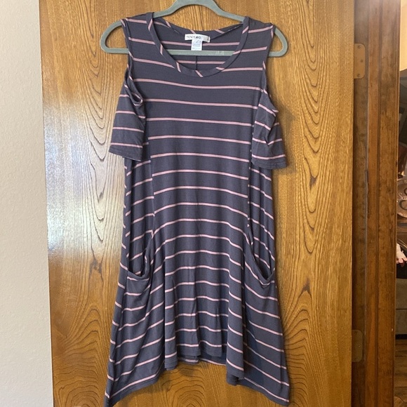 Trendyland striped cold shoulder swing dress with pocket detail size large - Picture 5 of 6